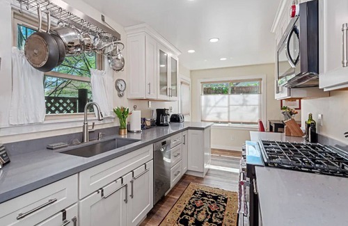 Memorial Hospital Neighborhood House | Vintage 2 Bedroom, Proctor Terrace