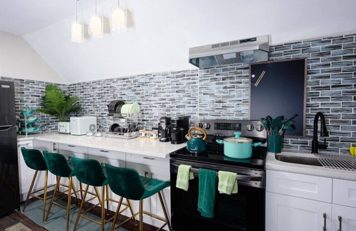 North Lawndale Apartment | Vintage Arcade Apt with Parking