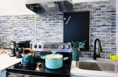 North Lawndale Apartment | Vintage Arcade Apt with Parking