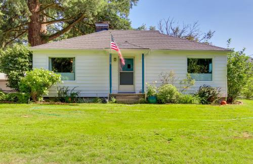 Walterville House | Vintage Cottage by Leaburg Canal with Large Yard!