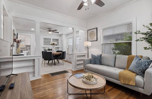 Modesto House | Vintage/Modern Design 3-bedroom house w/WiFi, AC near Hospitals and Downtown