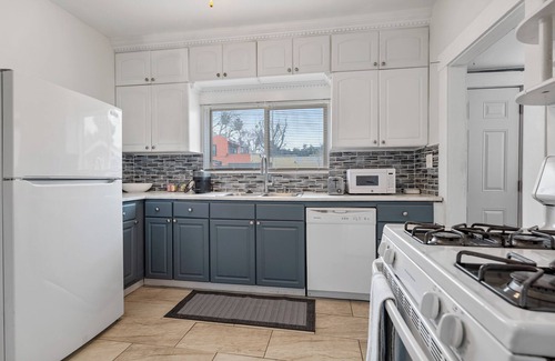 Modesto House | Vintage/Modern Design 3-bedroom house w/WiFi, AC near Hospitals and Downtown