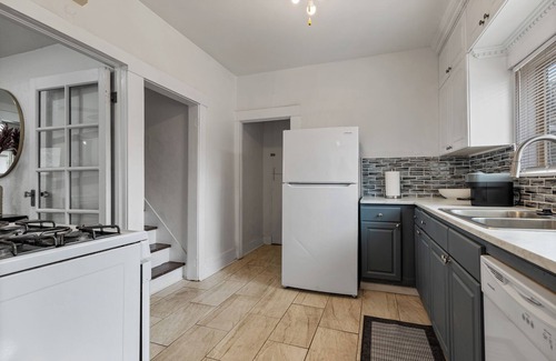 Modesto House | Vintage/Modern Design 3-bedroom house w/WiFi, AC near Hospitals and Downtown