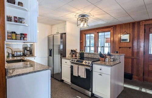 Gilford Cabin | Vintage & Modern Lodge-Lake Winnipesaukee, Ski, Ice Fish, Boat, Dogs Welcome!