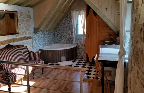 Vis Apartment | Vintage Sea View Studio - Apartment