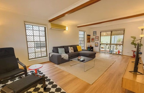 Macgregor House | Vintage Soul - Spacious 5BR family retreat