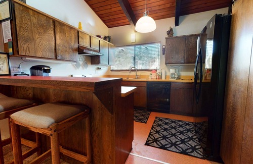 Mammoth Lakes Condo | Vintage Spacious Cabin for a Summer Get-a-way! Near The Village, Pool On-site