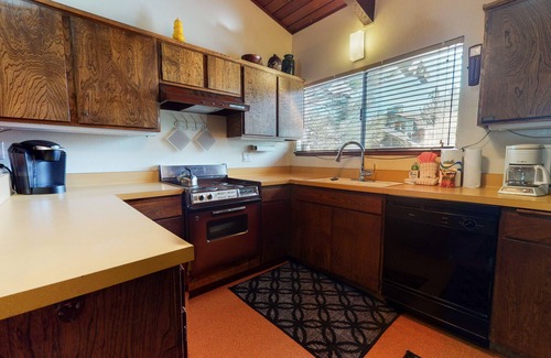 Mammoth Lakes Condo | Vintage Spacious Cabin for a Summer Get-a-way! Near The Village, Pool On-site