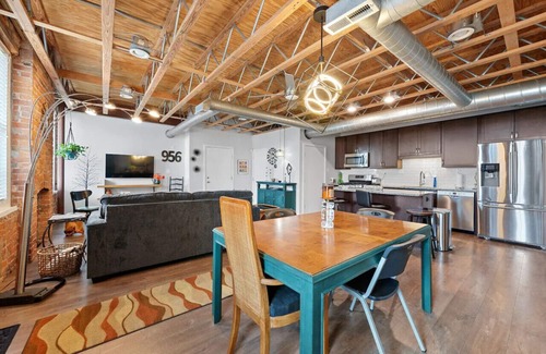 Short North Apartment | Vintage Vibes: Open & Relaxed in Short North