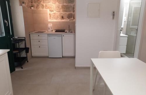 Cove Rogacic Apartment | Violet