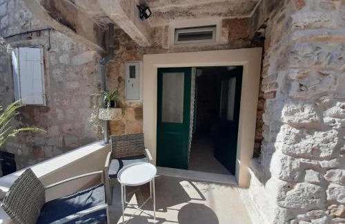 Cove Rogacic Apartment | Violet