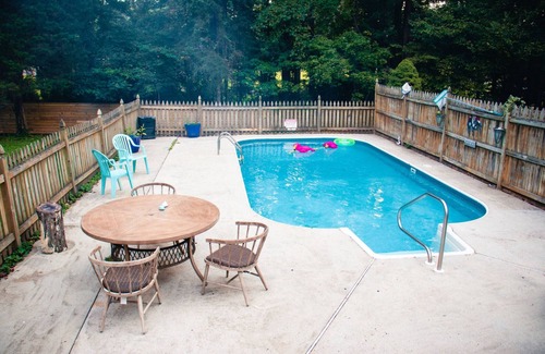 Chesterfield House | Virginia poolside Oasis: your Woodland Escape
