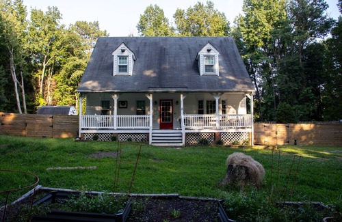 Chesterfield House | Virginia poolside Oasis: your Woodland Escape