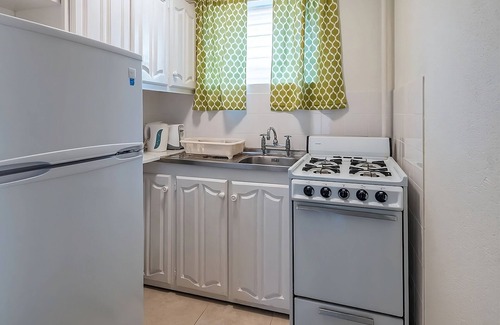 Worthing Hotel | Visit Animal Flower Cave! Exquisite Unit w/Balcony & Kitchenette! Parking, Pool