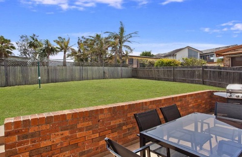Forresters Beach House | VISTA DI MARE | Short walk to beach | Accom Holidays