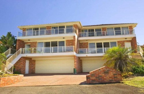 Forresters Beach House | VISTA DI MARE | Short walk to beach | Accom Holidays