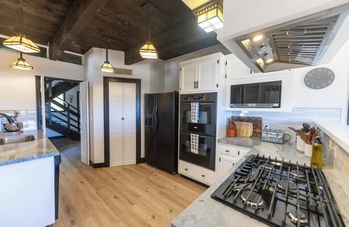 Ahwahnee Cabin | Vista Verde: Yosemite - Sleeps 12 - Game Room - Spa