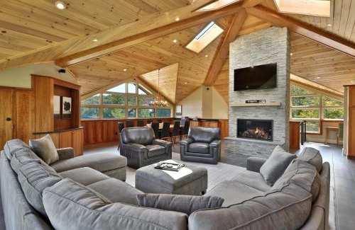 Central Vermont- Killington House | Vistas 92 - 4-Bedroom Luxury Ski On Ski Off Home with Hot Tub, Views, Amenity Center