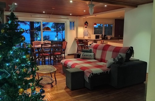 Ingleses Sul House | Viva Ingleses beach house in Florianópolis, right on the sand.