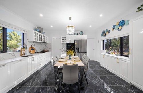 Katoomba House | Voice controlled Smart house with 6-person spa and outdoor dining. Pet friendly.