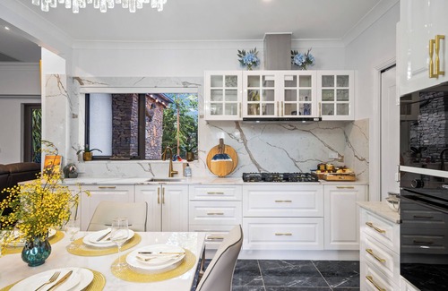 Katoomba House | Voice controlled Smart house with 6-person spa and outdoor dining. Pet friendly.