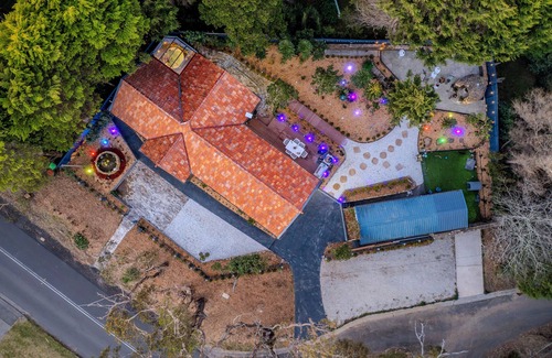 Katoomba House | Voice controlled Smart house with 6-person spa and outdoor dining. Pet friendly.