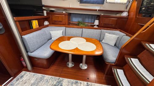 Gruissan Boat Rental | Voilier à quai