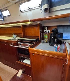 Gruissan Boat Rental | Voilier à quai