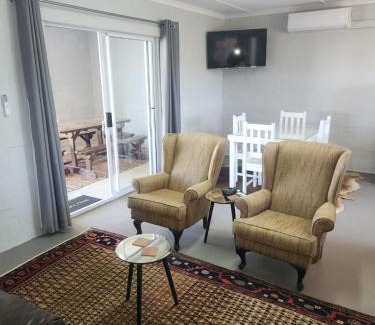 Oudtshoorn Apartment | Volgenoeg Self Catering Family Unit