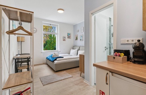 Eichwalde Apartment | Vorstadtoase für 2 - 2023 eröffnet - Netflix, Parken, Queensize-Bett, Nähe BER