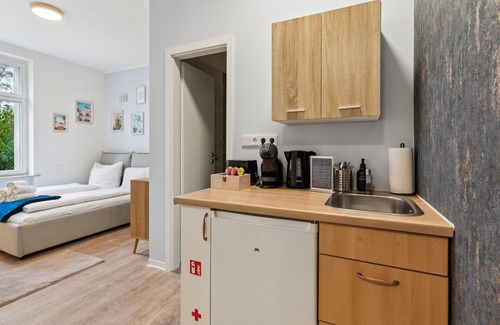 Eichwalde Apartment | Vorstadtoase für 2 - 2023 eröffnet - Netflix, Parken, Queensize-Bett, Nähe BER
