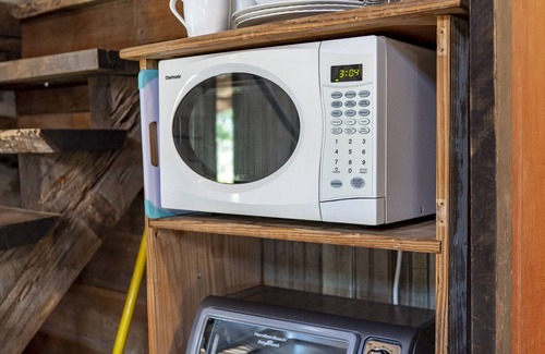 Fredericksburg Cabin | Voted Most Romantic! 1800's Peach Cabin/Close to Downtown/Hot Tub/Peaceful!