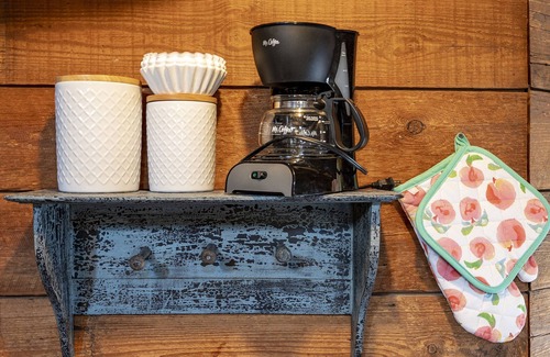 Fredericksburg Cabin | Voted Most Romantic! 1800's Peach Cabin/Close to Downtown/Hot Tub/Peaceful!