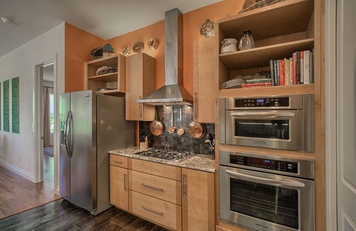 Fredericksburg House | VRBO Top10 Luxury Home! Heated Pool! Main St. 3 blks! Now available! Nov. & Dec.