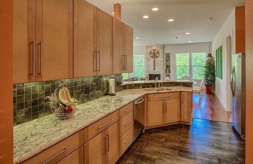 Fredericksburg House | VRBO Top10 Luxury Home! Heated Pool! Main St. 3 blks! Now available! Nov. & Dec.