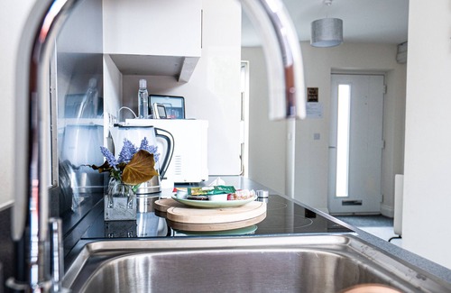 Castle House | VS7 Guest House/Free Parking/Free WiFi/close to the beach