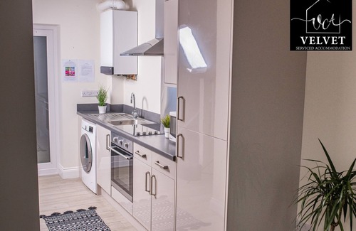 Castle House | VS7 Guest House/Free Parking/Free WiFi/close to the beach