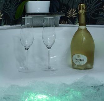 Moliere - Edgard Quinet Apartment | Vue exceptionnelle, Baignoire balnéo, Parking&Clim