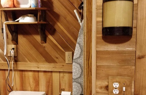 Moodys Apartment | w/hot tub, 3 mi from Illinois River float rentals