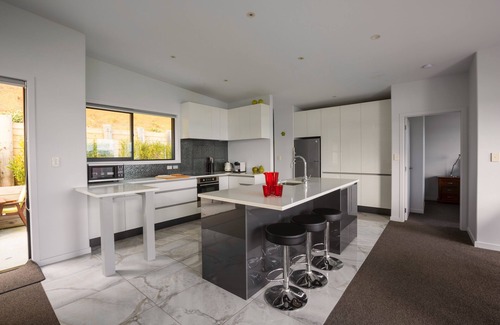 Tutukaka House | W91: Stylish, modern, up-market house with great views, right above the beach.