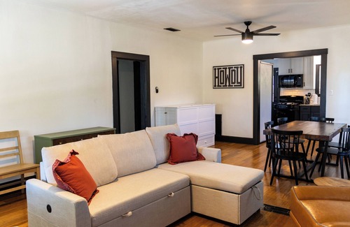 Dean Highland House | Waco family stay w/pickle ball court