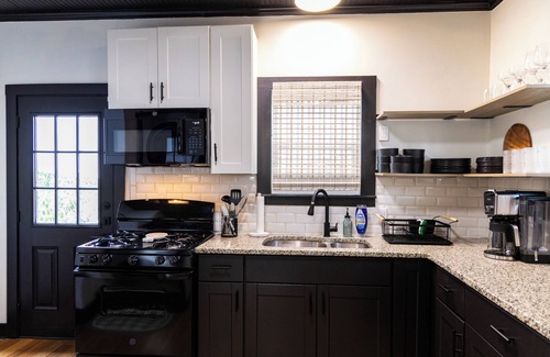 Dean Highland House | Waco family stay w/pickle ball court