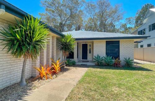 Toogoom House | Wags On The Beach - Toogoom - Beachfront- 4BR-Aircon- Pets OK