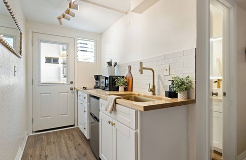 Waikiki Condo | Waikiki Getaway! Walking distance to Surf, Shopping & Dining.