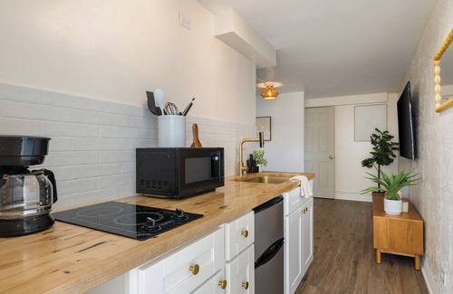 Waikiki Condo | Waikiki Getaway! Walking distance to Surf, Shopping & Dining.
