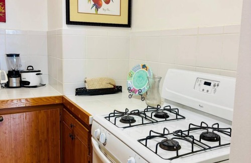 Waikiki Apartment | ~Waikiki~ LOWEST RATES IN AREA ~ 2 Bedroom ~ Fully Furn ~ Blocks to Beach ~