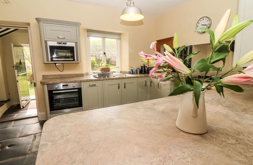 Flookburgh Cottage | WAINGATE COTTAGE, pet friendly, with open fire in Flookburgh