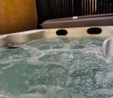 Verdun Apartment | Wake up in white - Private Jacuzzi & cotton comfort