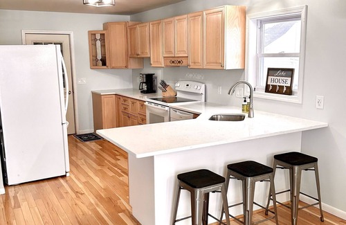 Houghton Lake House | Wake up to Sunrises - Your Lakehouse Getaway!