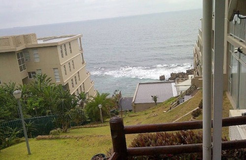 Umdloti Apartment | WAKE UP TO THE SOUND OF THE WAVES!1BEDROOM,SLEEPS4.ON THE BEACH
